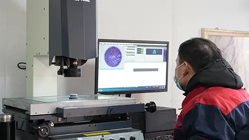 Con una visione acuta e una guida precisa, stabiliamo saldamente la linea di difesa della qualità per gli stampi.